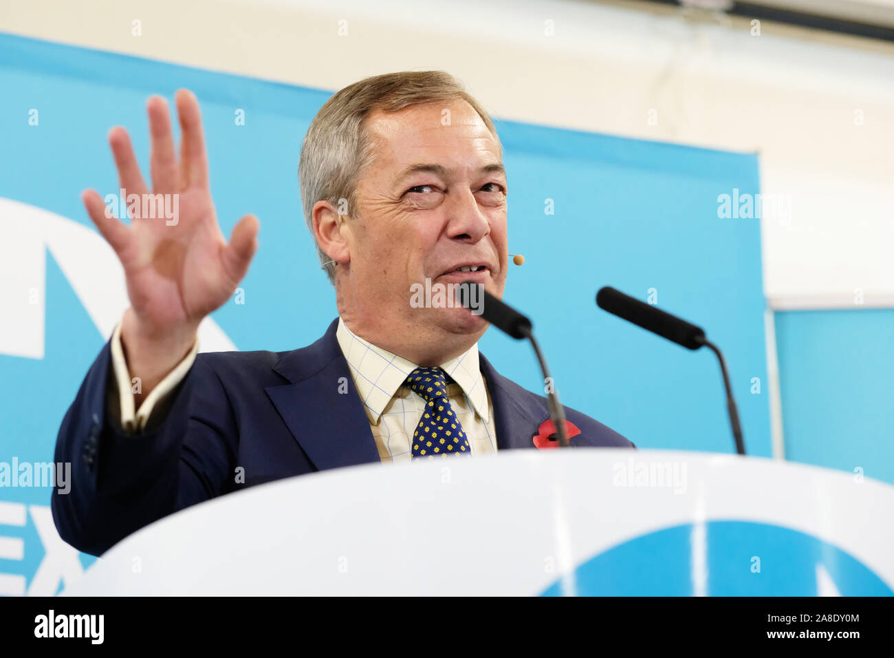 Little Mill, Pontypool, Monmouthshire, Wales - Vendredi 8 novembre 2019 - La chef du parti Brexit Nigel Farage s'adresse à un auditoire dans la Nouvelle-Galles du Sud ville de Pontypool la vigueur du scrutin. Photo Steven Mai / Alamy Live News Banque D'Images