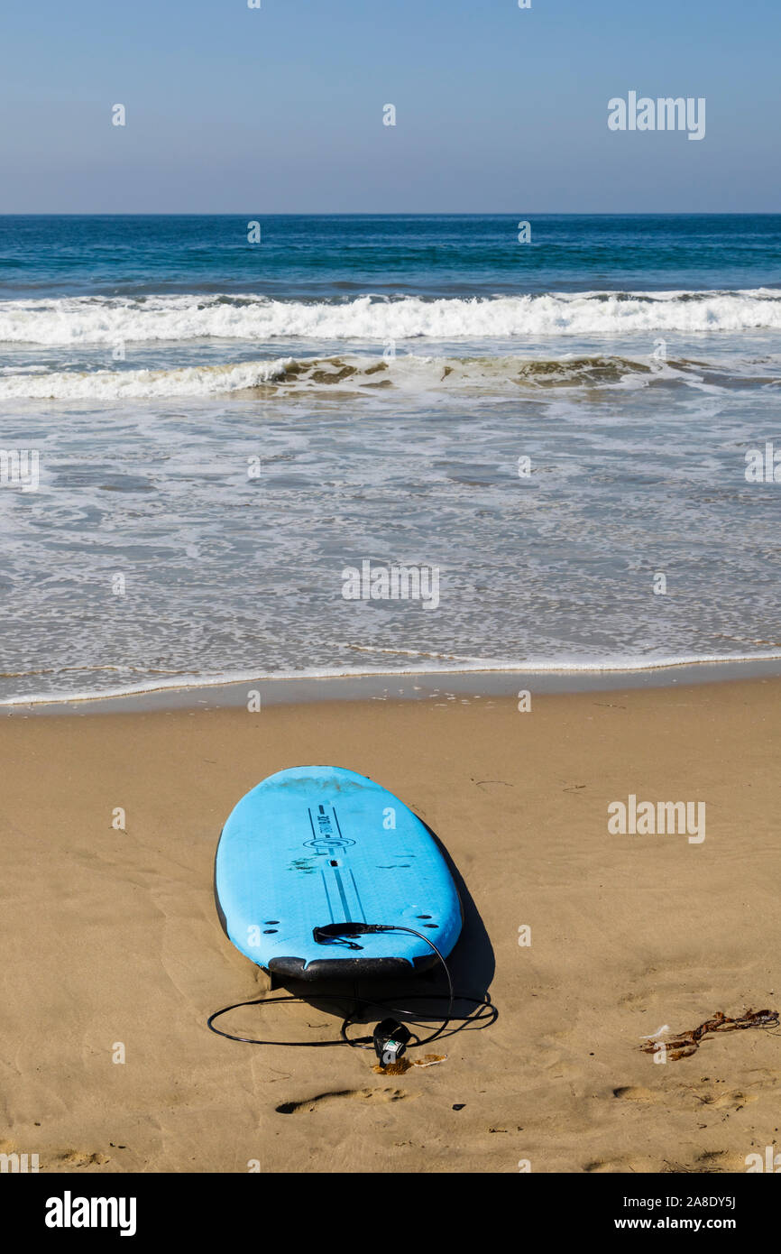 Planche de surf bleue pointant vers la mer, la plage de Santa Monica, Los Angeles County, Californie, États-Unis d'Amérique Banque D'Images