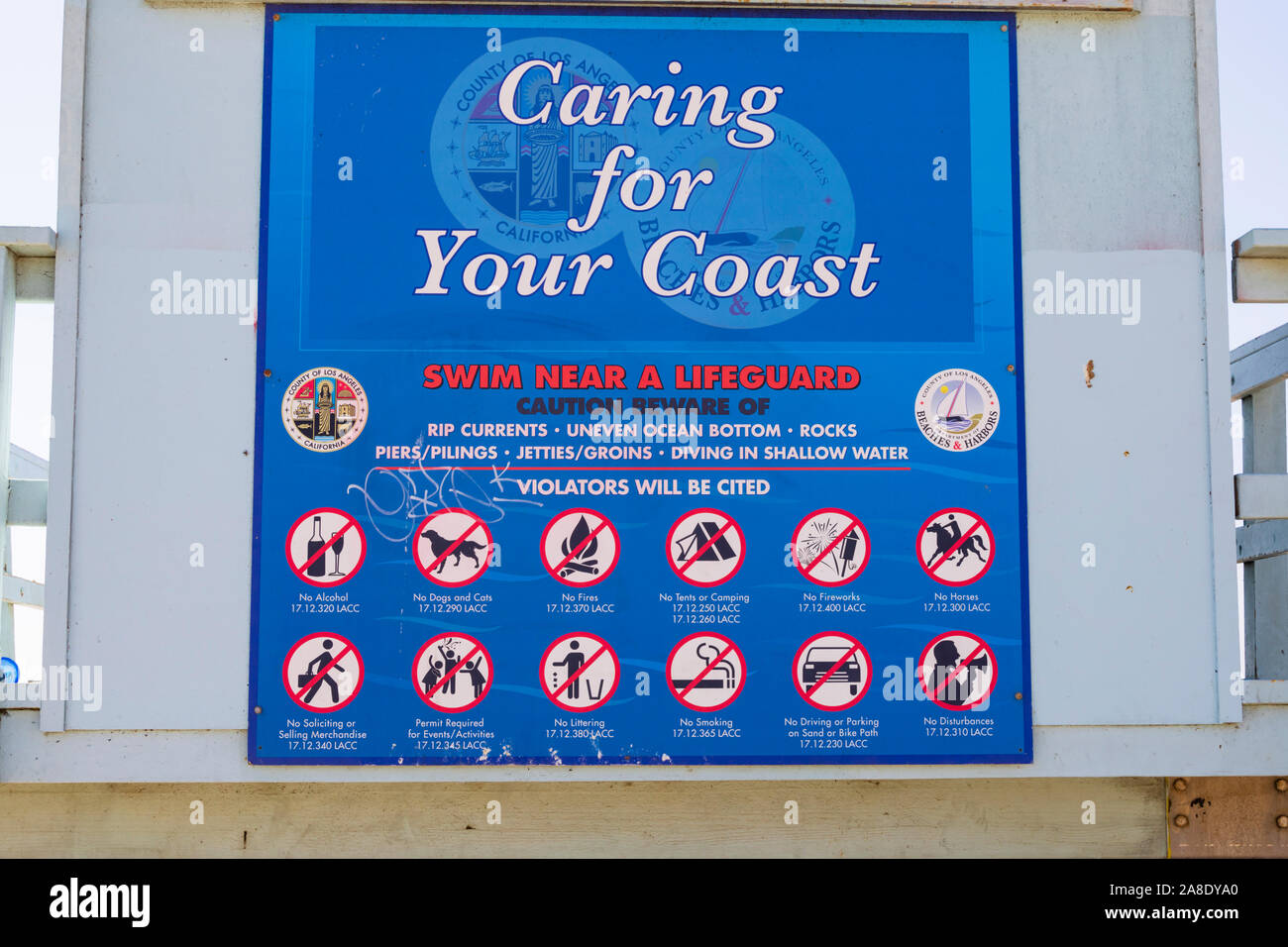 Affiche montrant les articles interdits sur la plage à l'arrière d'un sauveteur tower hut, Santa Monica, Los Angeles County, Californie, USA Banque D'Images