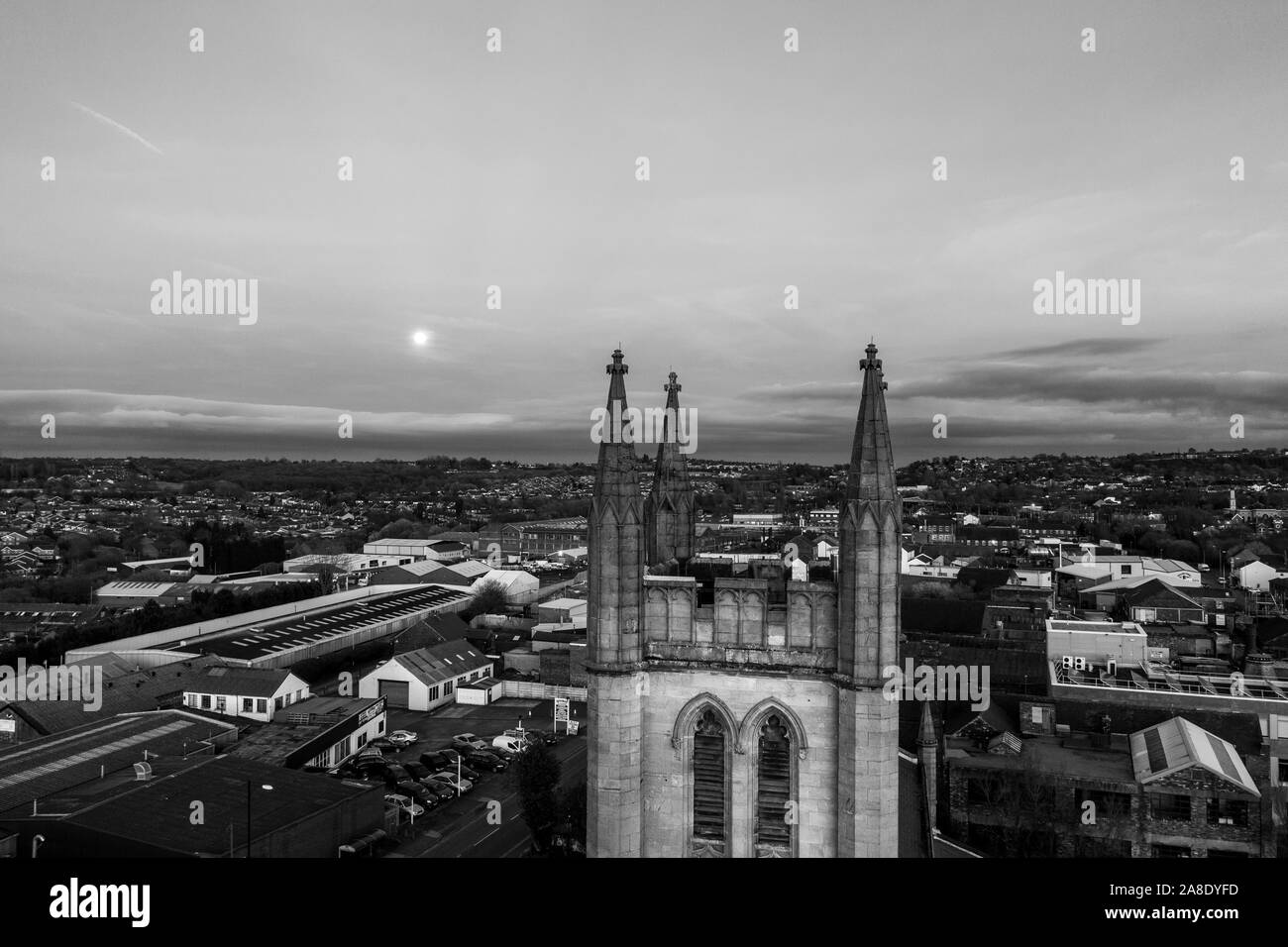 Vue aérienne de St Jame's Church dans les Midlands, chrétienne, catholique orthodoxe religieux bâtiment dans une zone à majorité musulmane de Stoke on Trent Banque D'Images