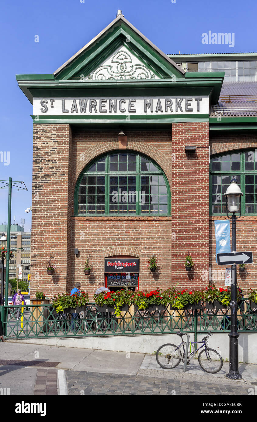 Toronto, Canada - le 8 juin 2018 : vue sur St Lawrence Market, dans le centre de Toronto. Cet imposant bâtiment en brique du xixe siècle abrite le plus grand marché de t Banque D'Images