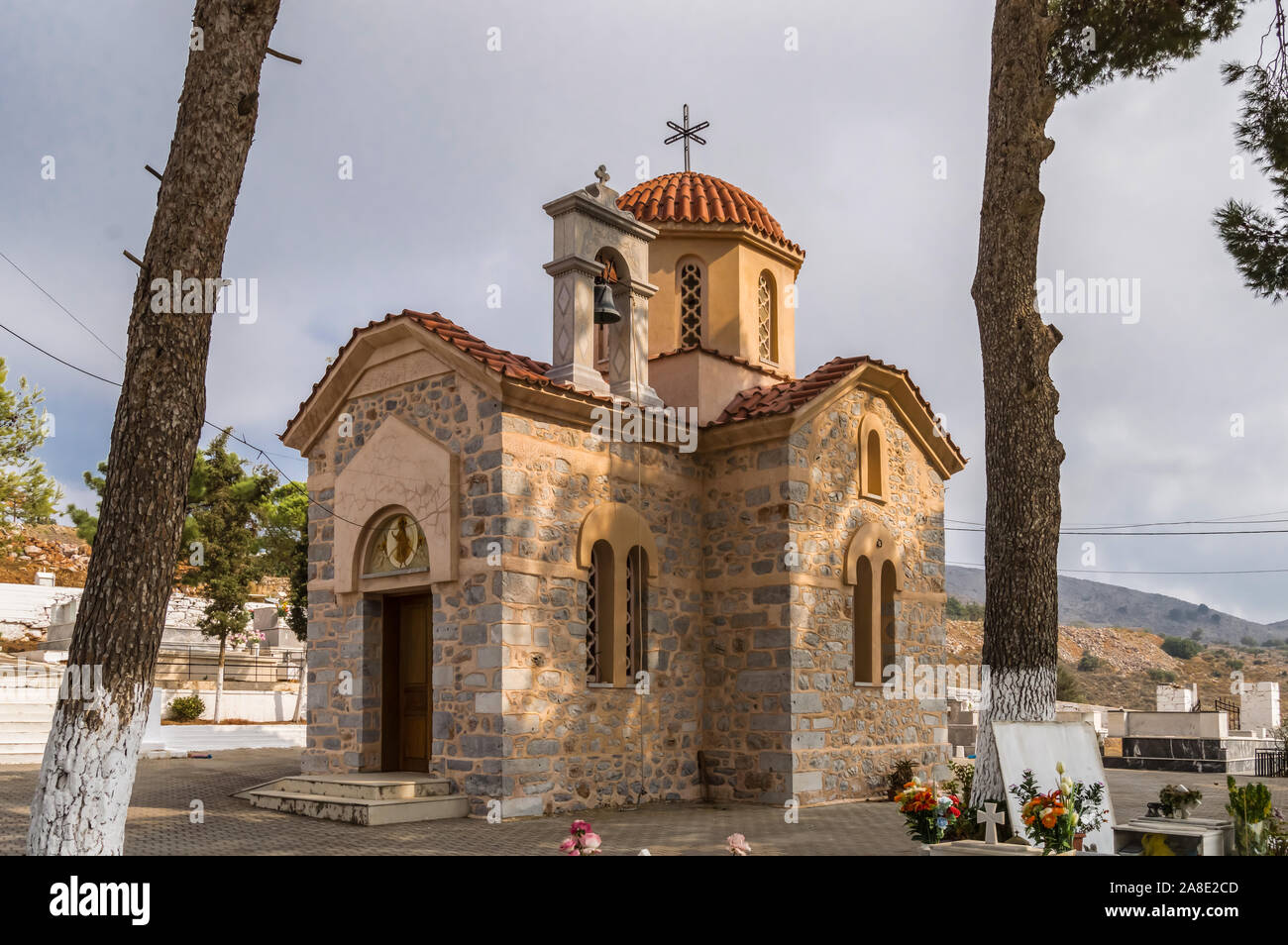Chapelle Orthodoxe dans un cimetière sur l'île grecque de Grèce Banque D'Images Chapelle Orthodoxe dans un cimetière sur l'île grecque de Grèce Banque D'Images