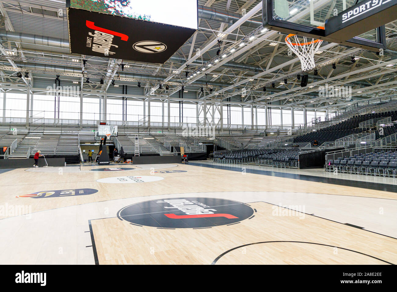 Bologne, Italie. 08 novembre, 2019. Appuyez sur aperçu de la nouvelle arène, le Segafredo Virtus nouveau panier temporaire arena de Virtus Bologna construit à l'intérieur du Hall 30 de la foire de Bologne le 08 novembre 2019 à Bologne, en Italie. Credit : Massimiliano Donati/Alamy Live News Banque D'Images