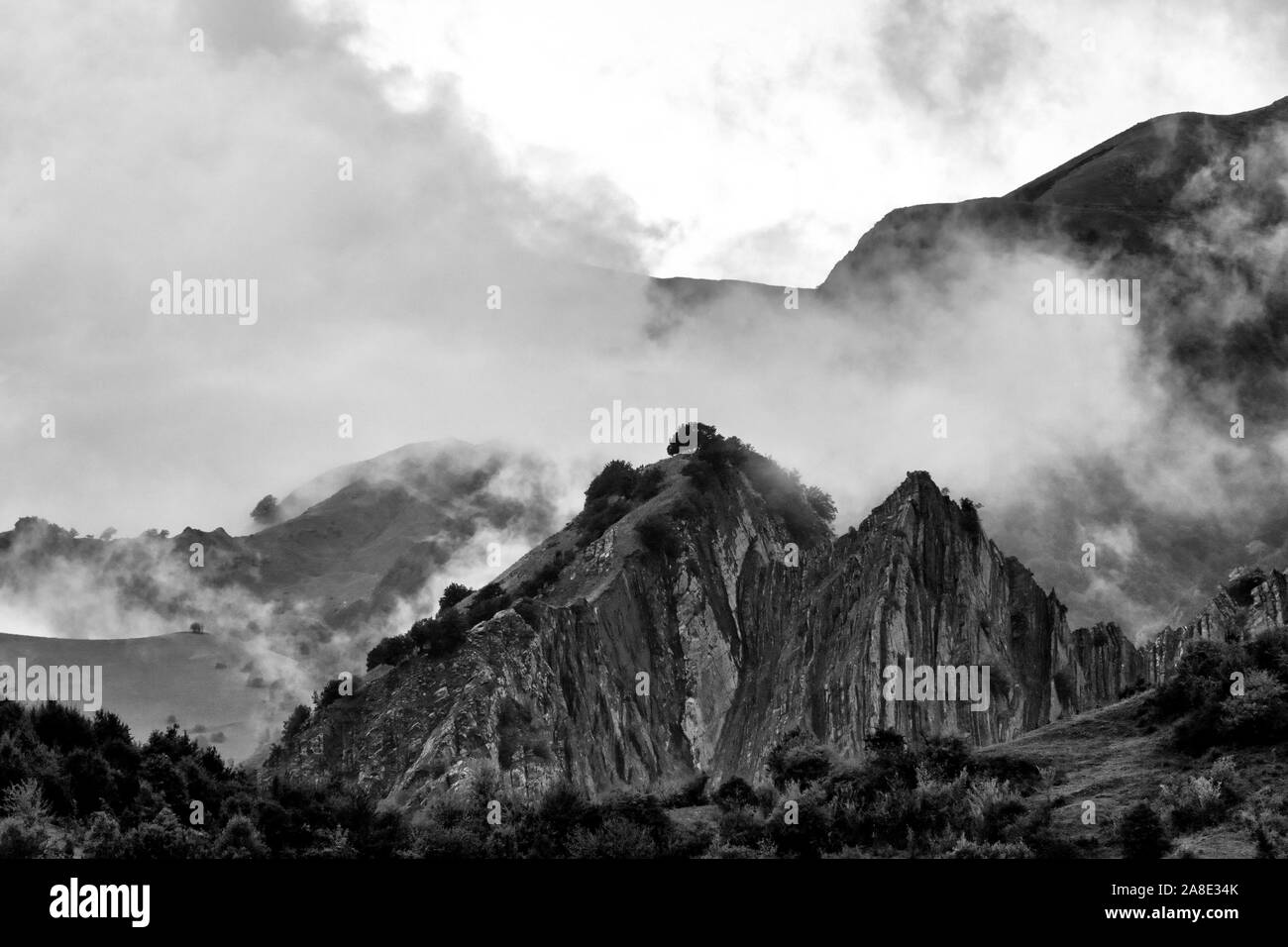 Le noir et blanc sur les montagnes du Grand Caucase du Sud, l'Azerbaïdjan Banque D'Images