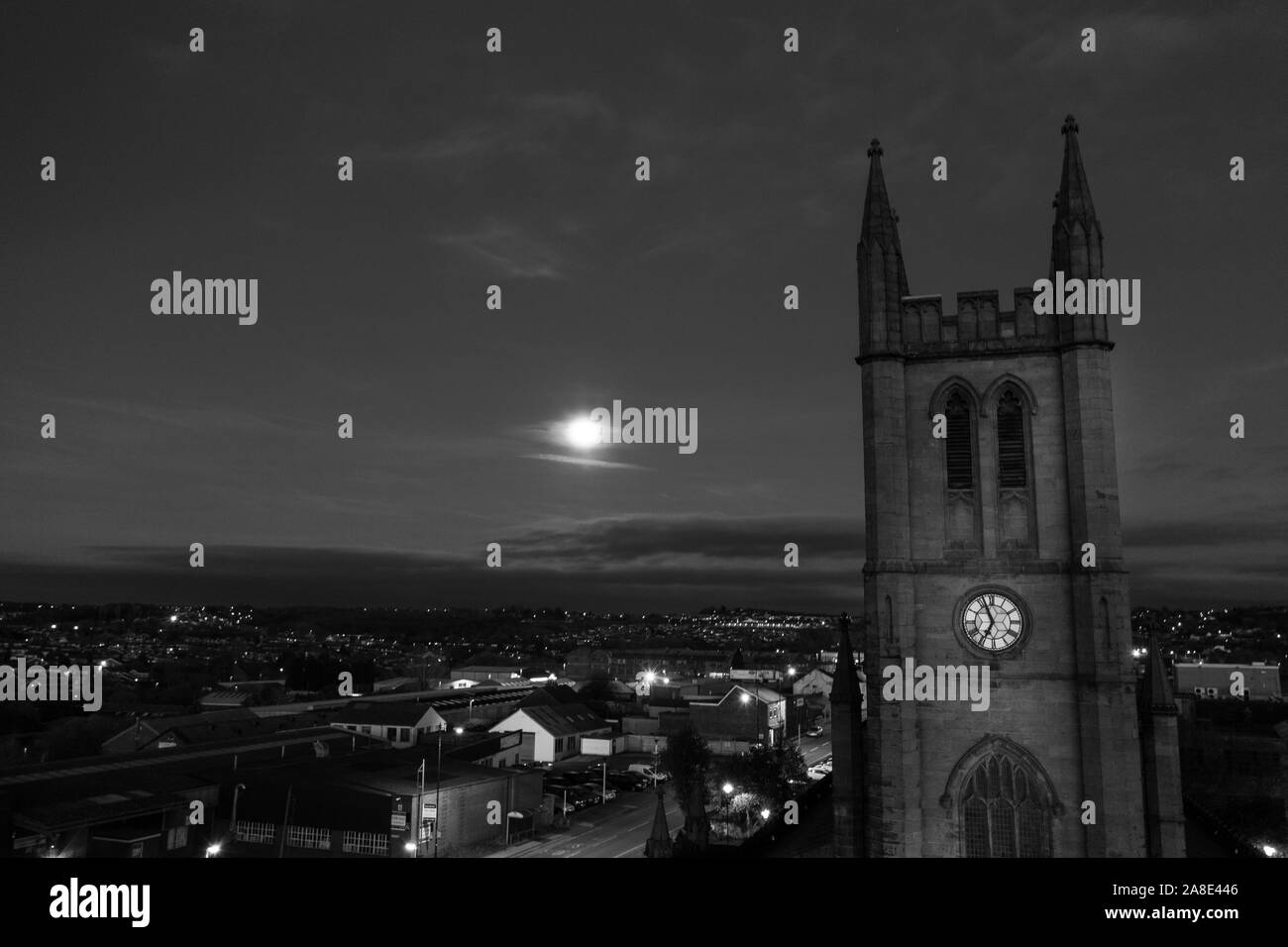 Vue aérienne de St Jame's Church dans les Midlands, chrétienne, catholique orthodoxe religieux bâtiment dans une zone à majorité musulmane de Stoke on Trent Banque D'Images