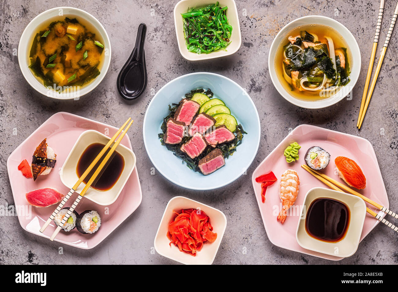 Table avec la cuisine japonaise traditionnelle, vue du dessus. Banque D'Images