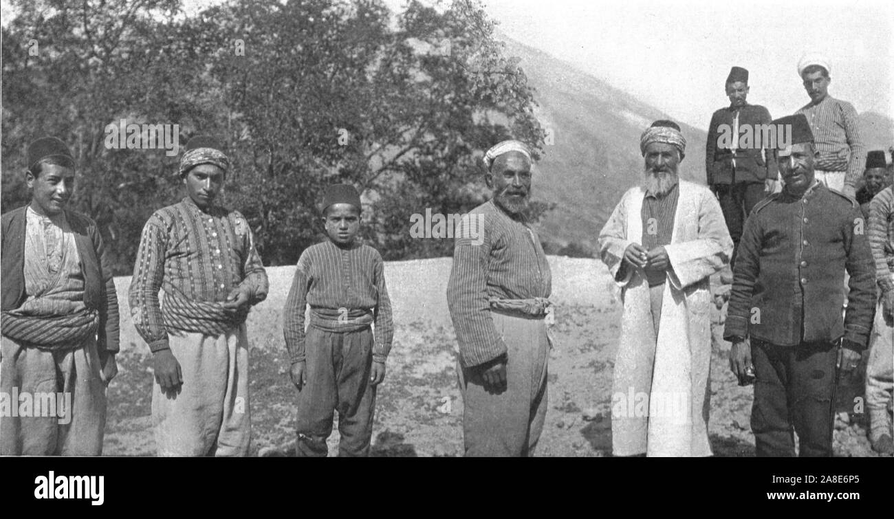 'Aq Qoyunlu turcs', c1906-1913, (1915). Un groupe d'hommes en Avrik, (l'Irak ?) : 'Nous sommes les AQ Qoyunlu turcs de Uzun Hassan'. L'Aq Qoyunlu (ou AQ Qoyunlu), également appelé les moutons blancs turkmènes, était une confédération tribale qui a dirigé une partie de ce qui est aujourd'hui l'Est de la Turquie, l'Arménie, l'Azerbaïdjan, l'Iran et l'Irak. À partir de "Le Dernier des califes Patrimoine canadien, une courte histoire de l'Empire turc" par le Lieutenant-colonel Sir Mark Sykes. [Macmillan &AMP ; Co, Londres, 1915] Banque D'Images