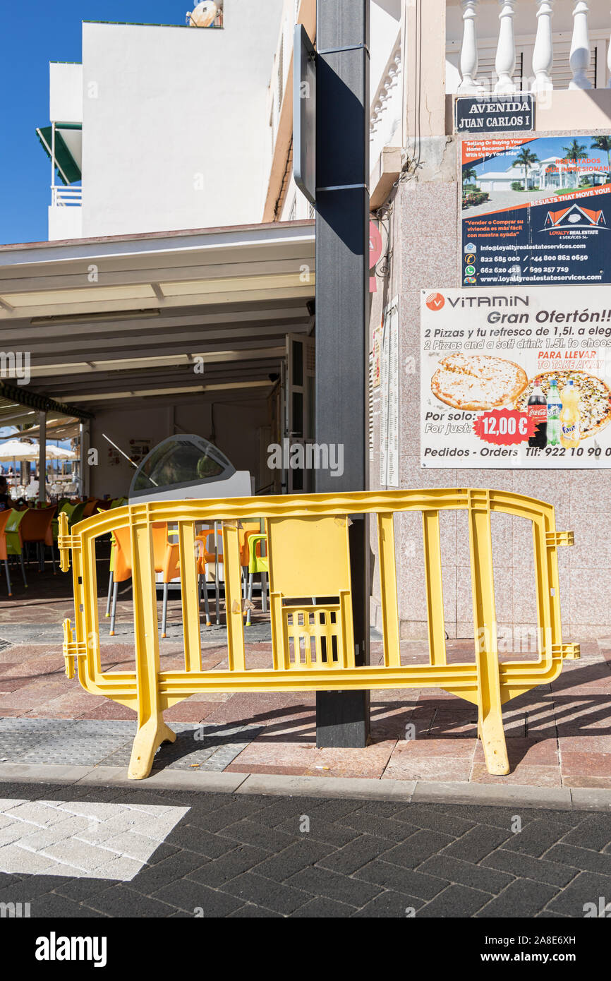 Barrière en plastique jaune sur sentier à Playa San Juan, Tenerife, Canaries, Espagne Banque D'Images