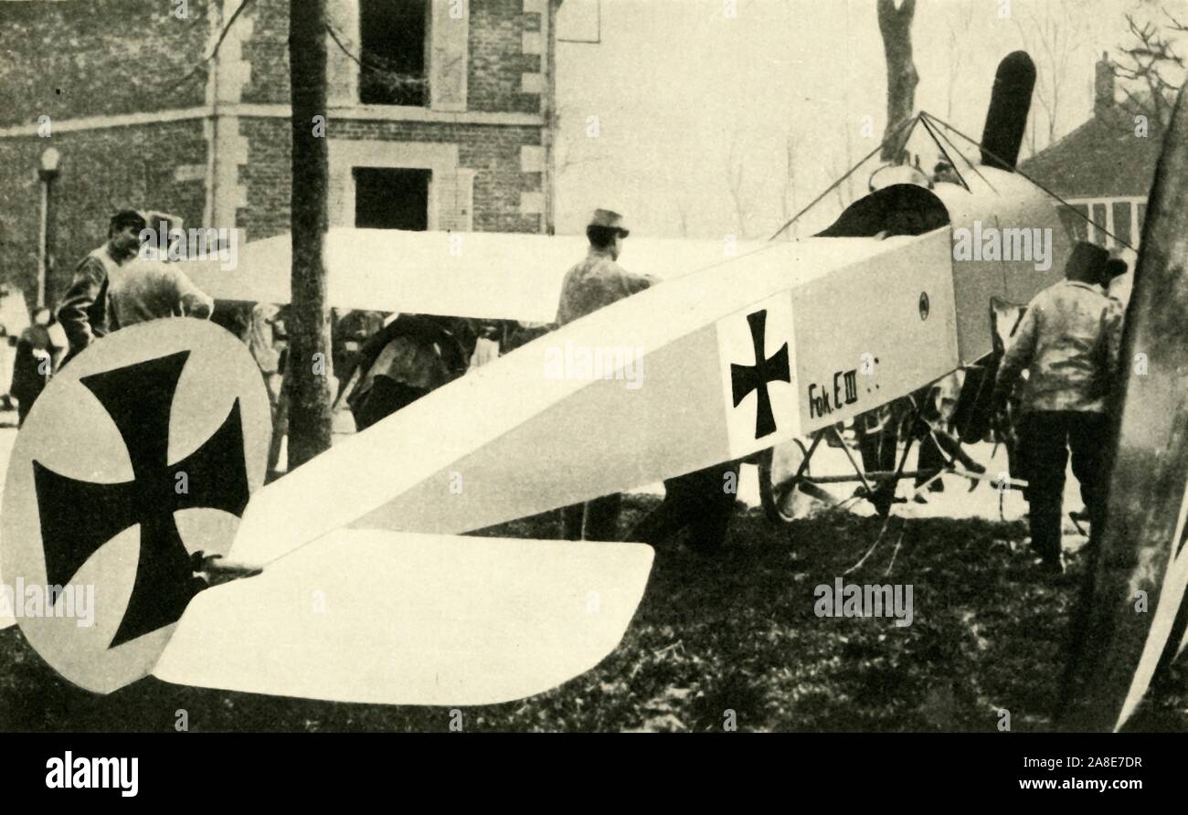 Avion Fokker allemands capturés, Première Guerre mondiale, 1915-1916, (c1920). 'Une capture utile par les alliés : un monoplan Fokker allemand ramené intacts sur le front de l'Ouest". À partir de "la Grande Guerre mondiale : une histoire", Volume V, édité par Frank UN Mumby. [Le Gresham Publishing Company Ltd, London, c1920] Banque D'Images