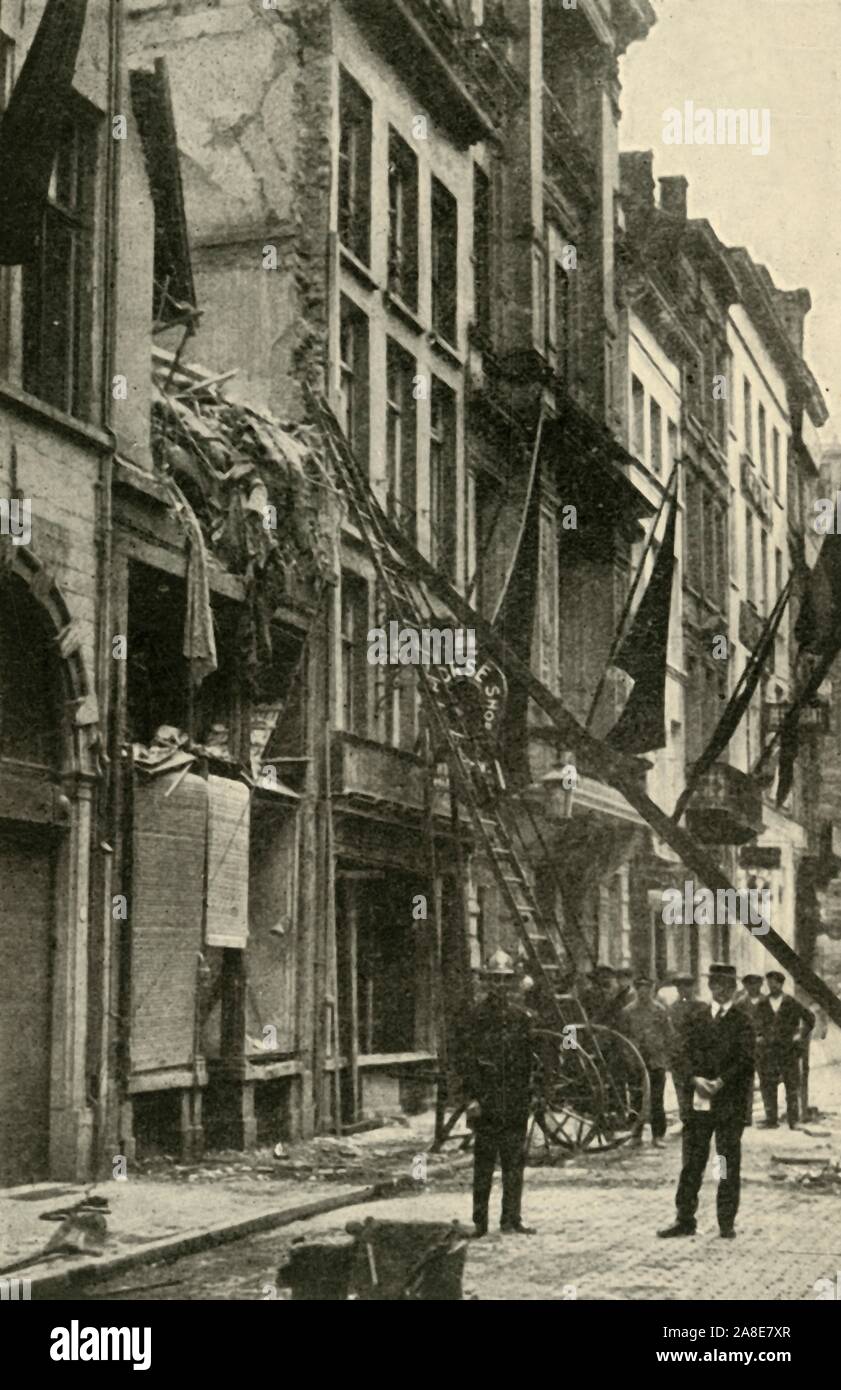 Dommages causés par les bombes à Anvers, Belgique, Première Guerre mondiale, 1914, c1920). "Dans les premiers jours de la maison : Raids de Zeppelin détruit par une bombe à Anvers, à 100 mètres de la belge] [Le Roi Albert's residence'. Dans la nuit du 24-25 août 1914, l'Allemand Zeppelin Z IX ont bombardé la ville portuaire d'Anvers, des bombes près du palais royal et tuant cinq personnes. À partir de "la Grande Guerre mondiale : une histoire", Volume IX, édité par Frank UN Mumby. [Le Gresham Publishing Company Ltd, London, c1920] Banque D'Images