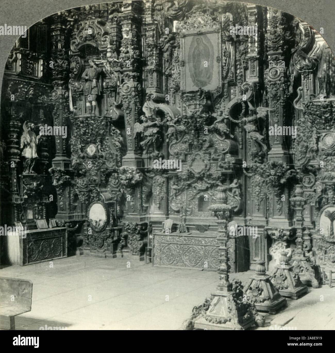 'Autel sculptés de Guadalupe, Église de Tpozotlan, État de Mexico, Mex.', c1930s. Retable dédié à la Vierge de Guadalupe, achevée en 1756 en l'église de San Francisco Javier, Tepotzotlan. À partir de la "Tour du monde". [Keystone View Company, Meadville, Pennsylvanie, New York, Chicago, Londres] Banque D'Images