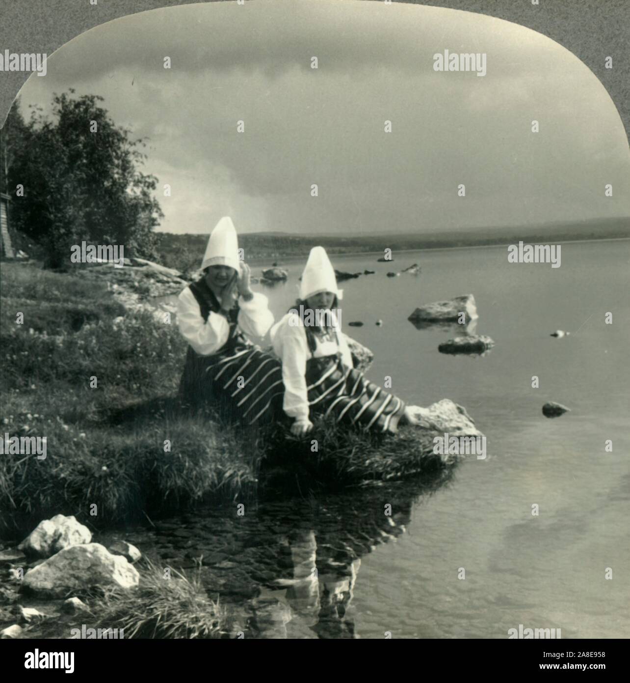 'Le lac Siljan reflète le passé dans la vie de l'actuel. Rattvik Costumes en Dalécarlie, Sweden, c1930s. Rattvik se trouve sur la rive orientale du lac Siljan en Dalécarlie, en Suède. À partir de la "Tour du monde". [Keystone View Company, Meadville, Pennsylvanie, New York, Chicago, Londres] Banque D'Images