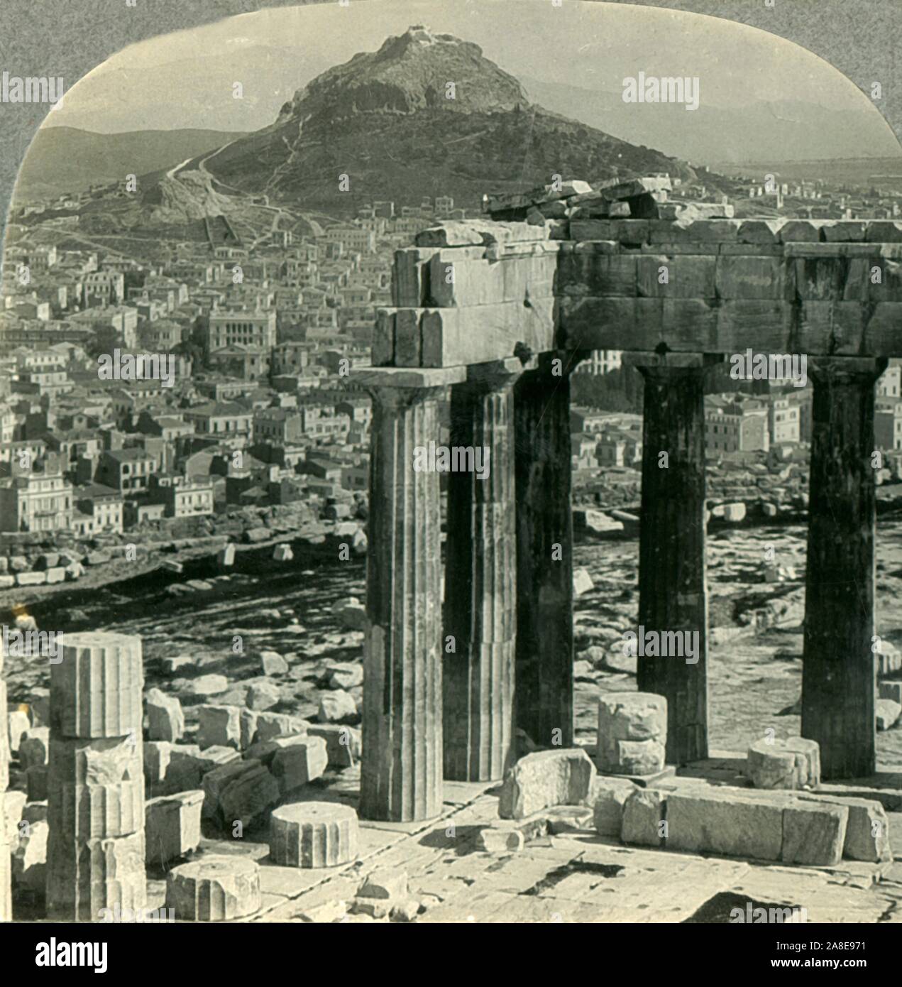 'Le Parthénon sur l'Acropole - Voir N.E. sur Athenai (Athènes) pour monter le mont Lycabette, Grèce', c1930s. 5ème siècle avant J.-C. temple dorique de la déesse Athéna de "Tour du monde". [Keystone View Company, Meadville, Pennsylvanie, New York, Chicago, Londres] Banque D'Images