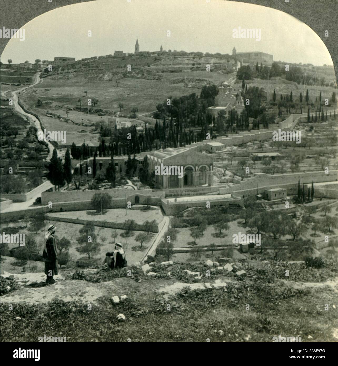 "Jardin de Gethsémané et Mont des Oliviers du Golden Gate, Jérusalem, la Palestine', c1930s. Le jardin de Gethsémani est le lieu où Jésus a subi l'agonie dans le jardin et a été arrêté la nuit avant sa crucifixion, il est devenu un point focal pour les pèlerins chrétiens. À partir de la "Tour du monde". [Keystone View Company, Meadville, Pennsylvanie, New York, Chicago, Londres] Banque D'Images