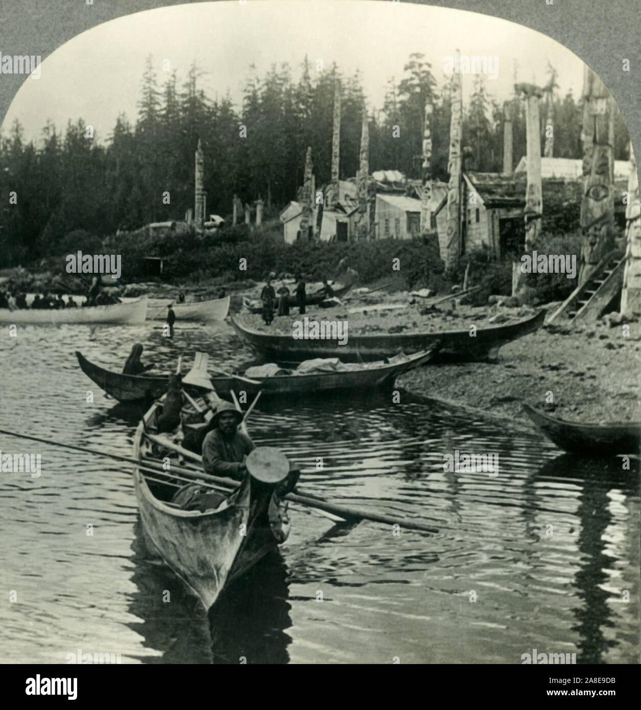 "Dans le Pays des totems - Le Village indien de Kassan, Alaska', c1930s. À partir de la "Tour du monde". [Keystone View Company, Meadville, Pennsylvanie, New York, Chicago, Londres] Banque D'Images
