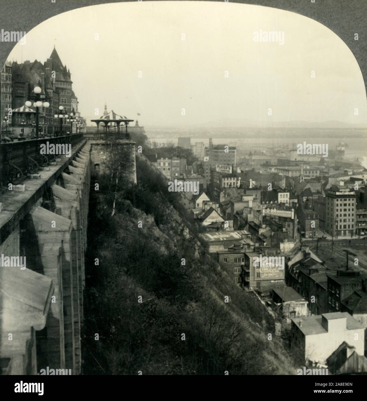 "La plus belle ville en Amérique du Nord" de la Citadelle - Québec, Canada', c1930s. Vue depuis la Citadelle de Québec 1820-1850 construit sur le Cap Diamant est le plus ancien bâtiment militaire au Canada. À partir de la "Tour du monde". [Keystone View Company, Meadville, Pennsylvanie, New York, Chicago, Londres] Banque D'Images