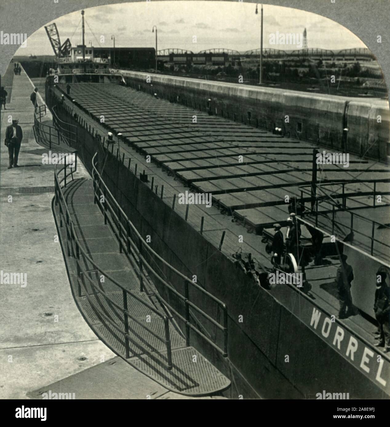 "Grand bateau de minerai de fer Sabin Entrée en serrures. Sault Ste. Marie, Michigan', c1930s. Sur les écluses du canal de la rivière St Marys à Sault Sainte Marie, Michigan, Chippewa. À partir de la "Tour du monde". [Keystone View Company, Meadville, Pennsylvanie, New York, Chicago, Londres] Banque D'Images