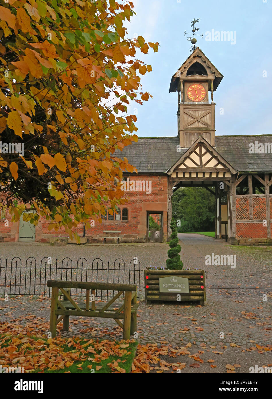 19e siècle en bois Tour de l'horloge à Arley Hall, Arley Village, Warrington, Cheshire, Angleterre, Royaume-Uni, en automne Banque D'Images