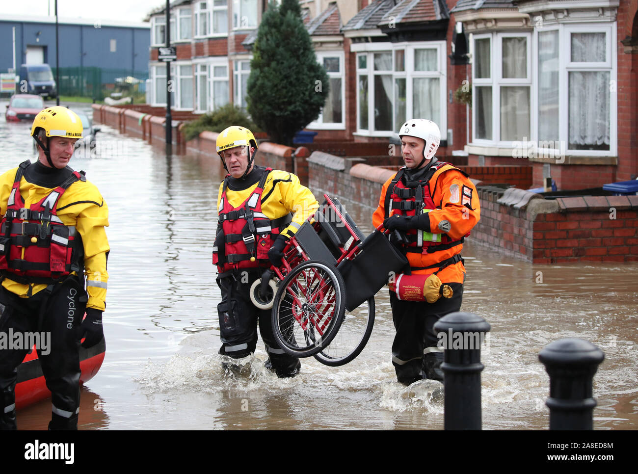 Les membres du service d'incendie et de sauvetage dans la région de Doncaster, dans le Yorkshire, comme certaines parties de l'Angleterre a connu un mois de pluie en 24 heures, avec des dizaines de personnes secourues ou forcés d'évacuer leurs maisons, d'autres coincés la nuit dans un centre commercial et des plans de voyage jeté dans le chaos. Banque D'Images