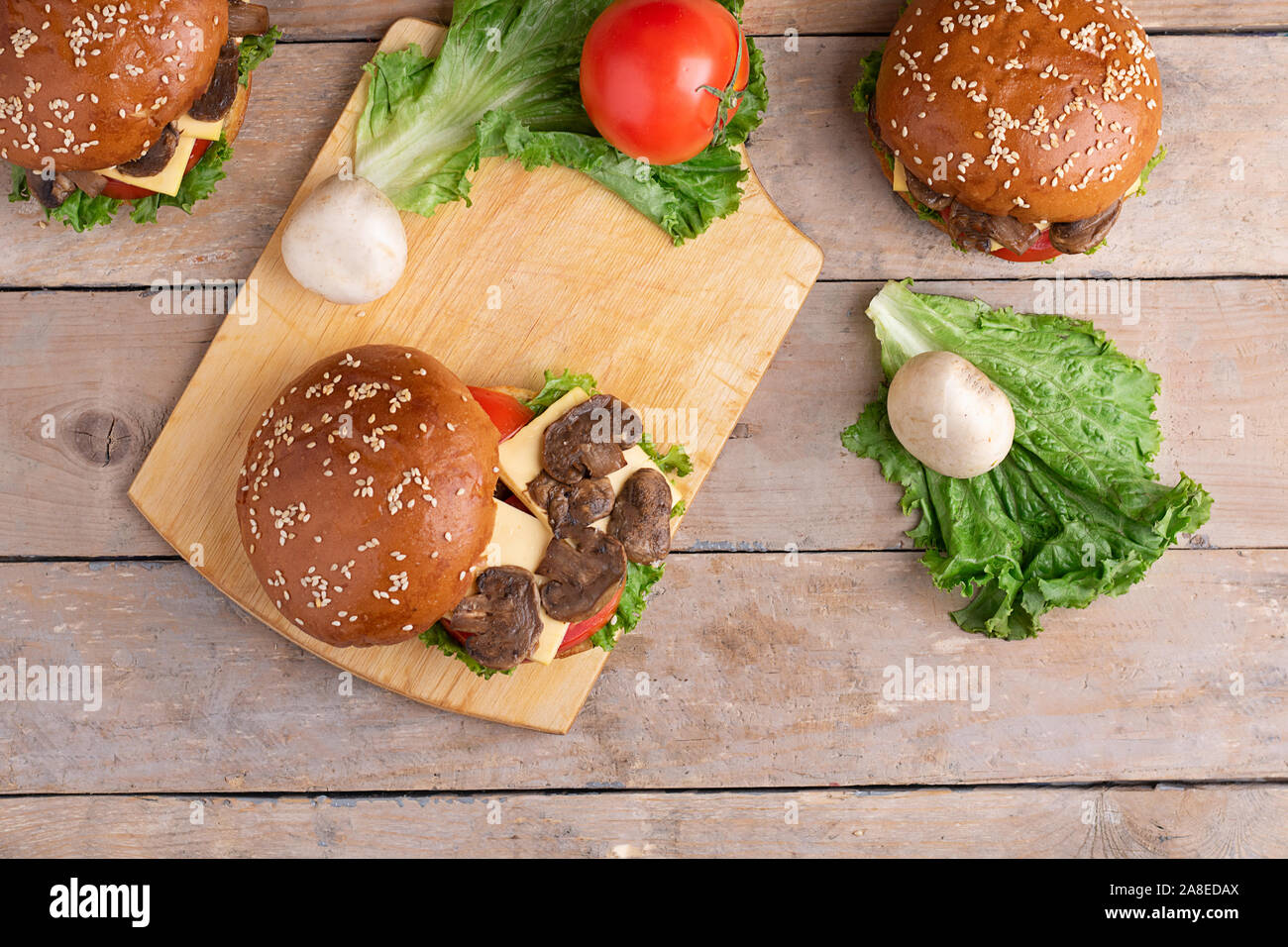 Enfants mains près de mushroom burger, table en bois Banque D'Images