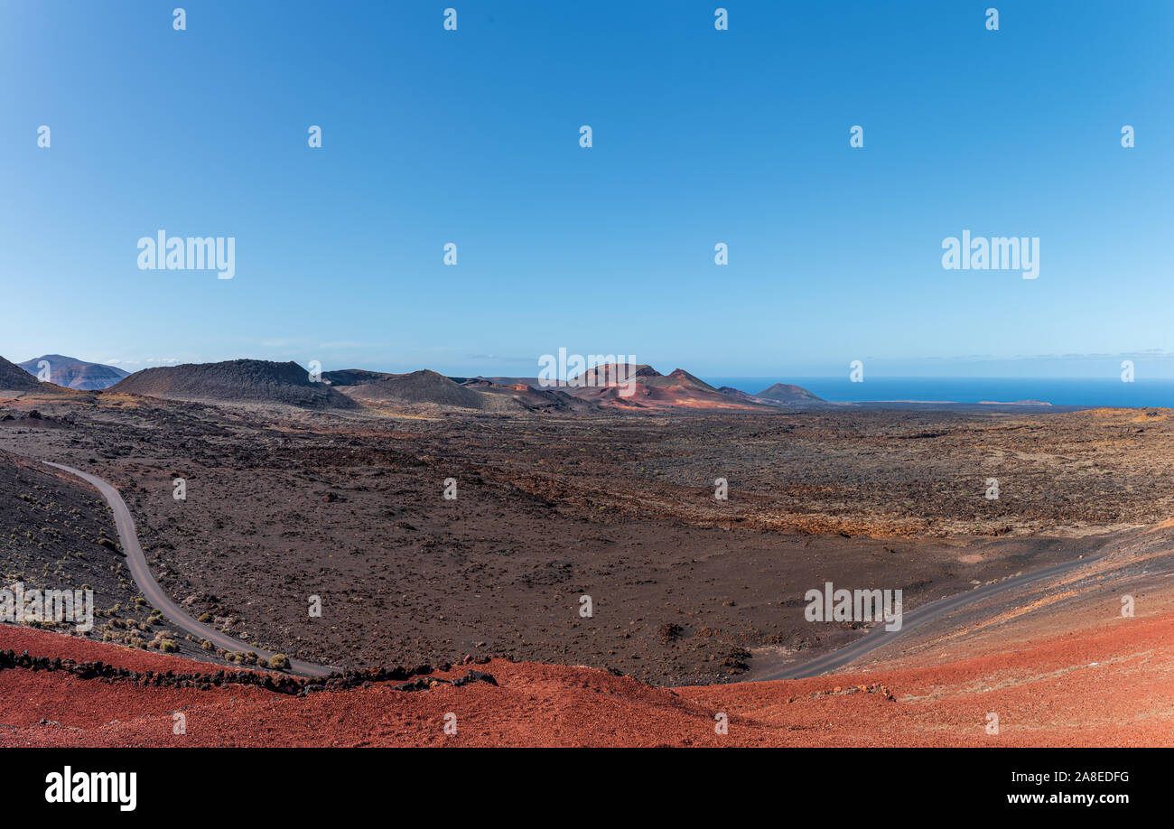 Les paysages volcaniques colorés au Parc National de Timanfaya, montanas del Fuego, sur Lanzarote, Canaries contre ciel bleu clair Banque D'Images