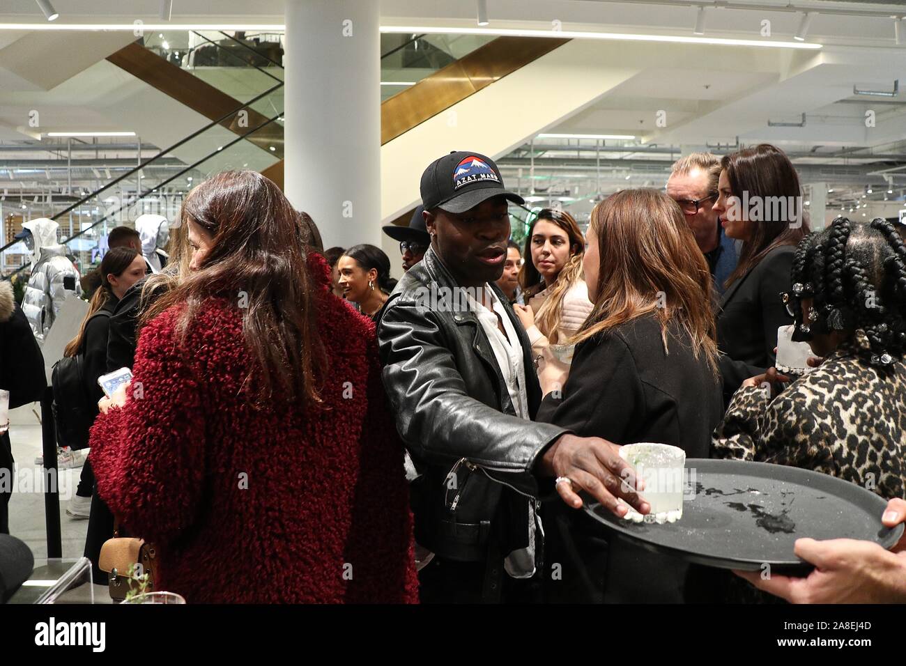 Mr Nice CBD cocktail selfridges pour célébrer l'allumage de la marque streetwear lifestlyle CDB Mr Nice ouverture à Selfridges Oxford Street Store lancement de leur gamme premium de CBD et haut de gamme de style de vie . Mr Nice reconnaît la valeur de la diversité biologique dans la vie de fournir la plus haute qualité des produits fabriqués à partir de chanvre biologique extrait de l'UE . La belle philosophie est inspirée par Howard Marks , le héros culturel compteur et militant du cannabis . Comme Howard la marque encourage l'autonomie et l'inclusion de l'originalité . Vous ne pouvez être ce que vous voulez être juste être belle Banque D'Images