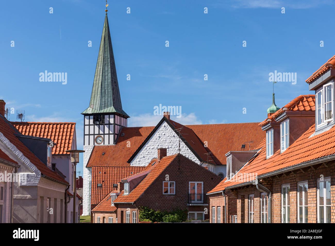 Rønne, Bornholm, Kapelvej Wohnhaeuser,, Nikolai Kirche Banque D'Images