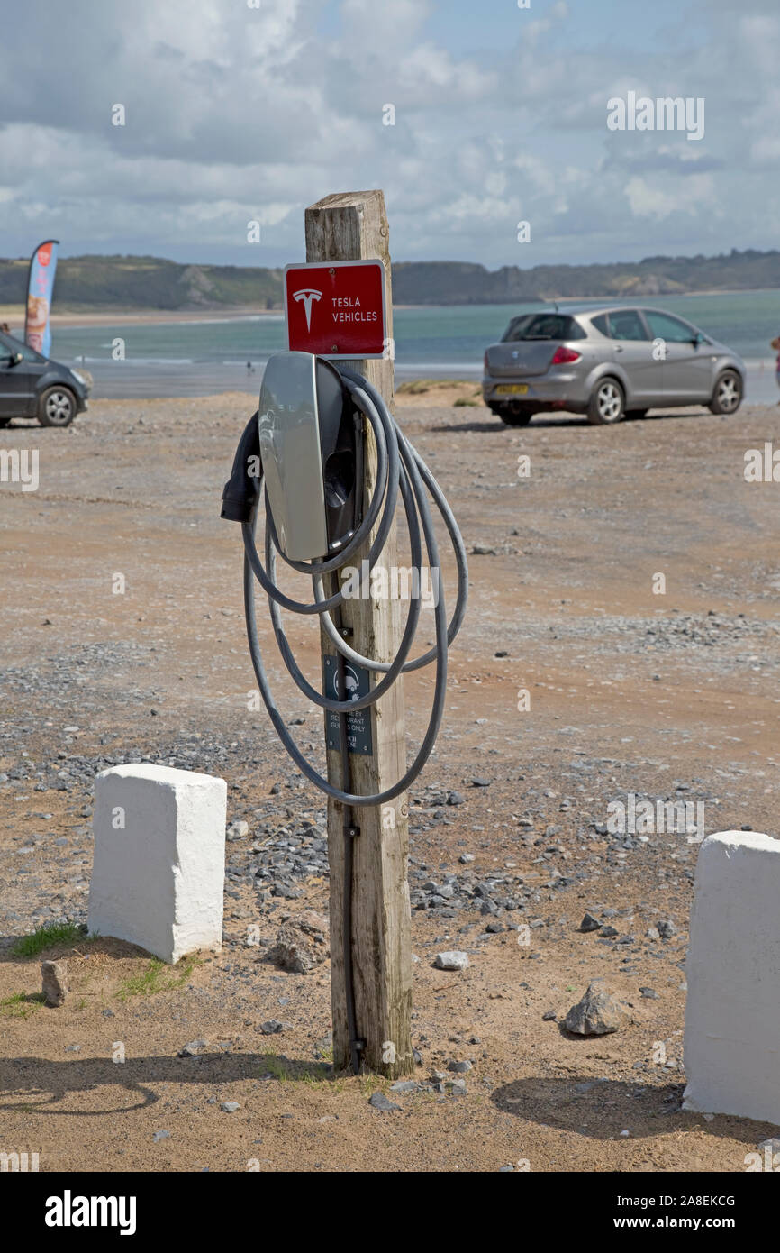 EV le point de chargement pour véhicules électriques Tesla, Oxwich Bay, le Gower, Nouvelle-Galles du Sud Banque D'Images