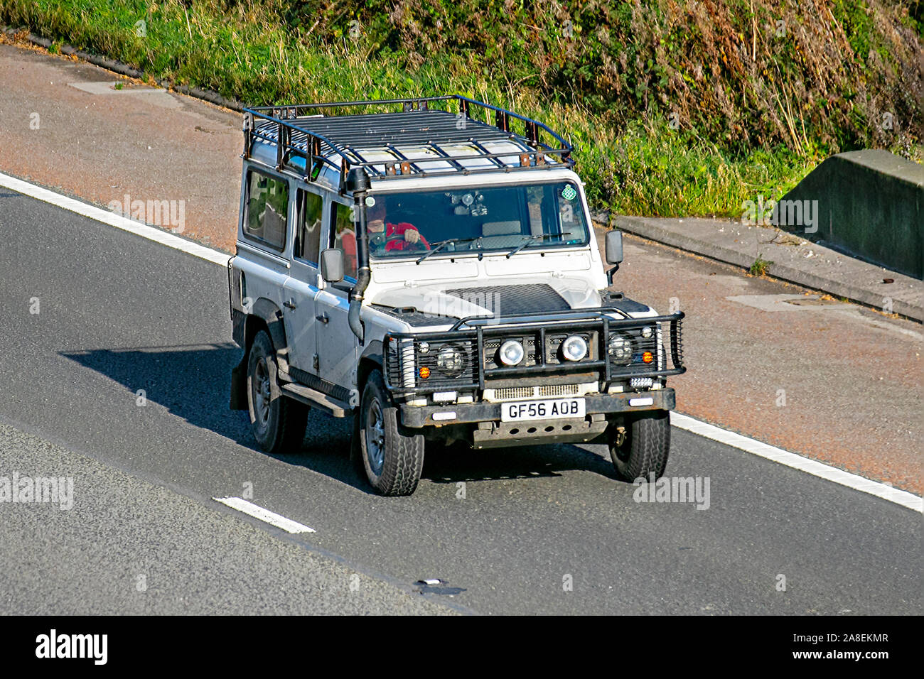 Land Rover Defender 110   2006 ; avec échappement en plongée libre, circulation routière au Royaume-Uni, transport, véhicules modernes, berline, direction sud sur l'autoroute   à 3 voies. Banque D'Images
