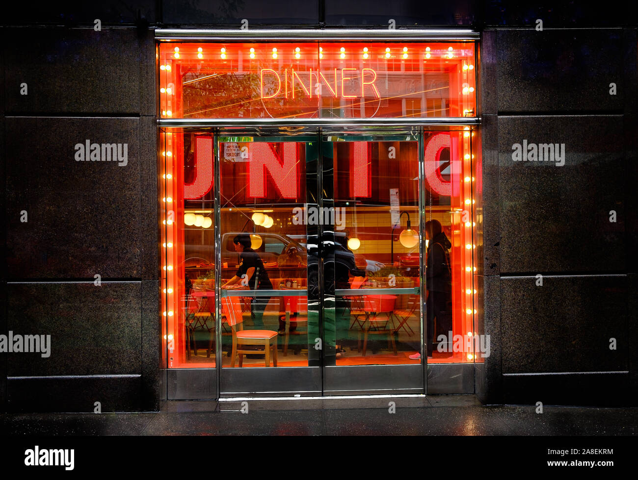 New York City, USA, mai 2019, vue depuis la rue de Junior's restaurant sur Broadway à la nuit Banque D'Images