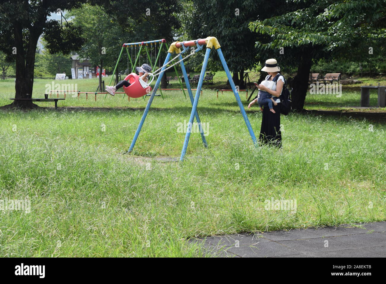 Mère Multi-taxing dans un parc au Japon Banque D'Images