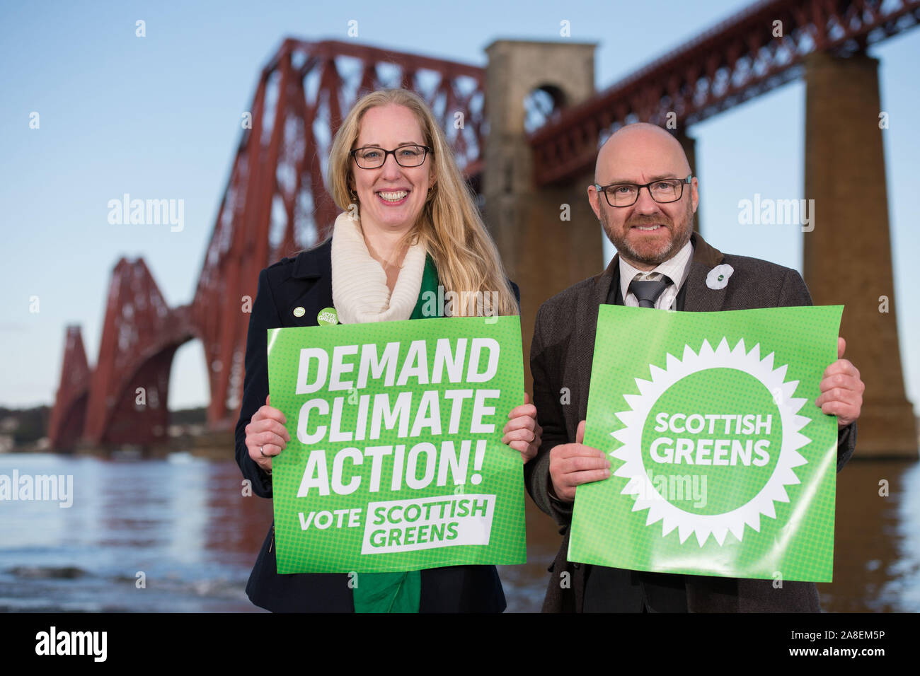 Edinburgh, Royaume-Uni. 8 novembre 2019. Sur la photo : (gauche - droite|) Parti Vert écossais Co. Leaders : Lorna Slater et Patrick Harvie MSP. Scottish Green Party vu sur leur conduite d'élections générales 2019 Lancement de campagne. Elles sont considérées à South Queensferry Crédit : Colin Fisher/Alamy Live News Banque D'Images