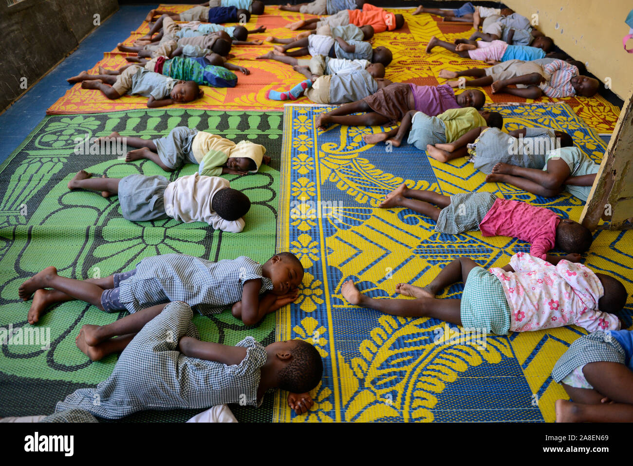 TOGO, Lomé, centre avec l'école maternelle pour les enfants de porter les femmes du marché, soins de jour, dormir après le déjeuner Banque D'Images