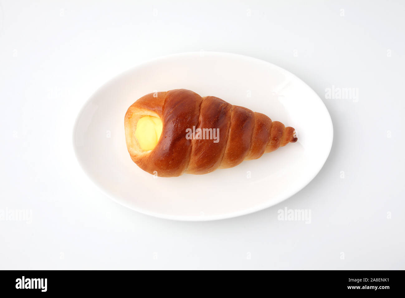 Cornet de crème glacée pain rouleau sur la plaque isolé sur fond blanc Banque D'Images