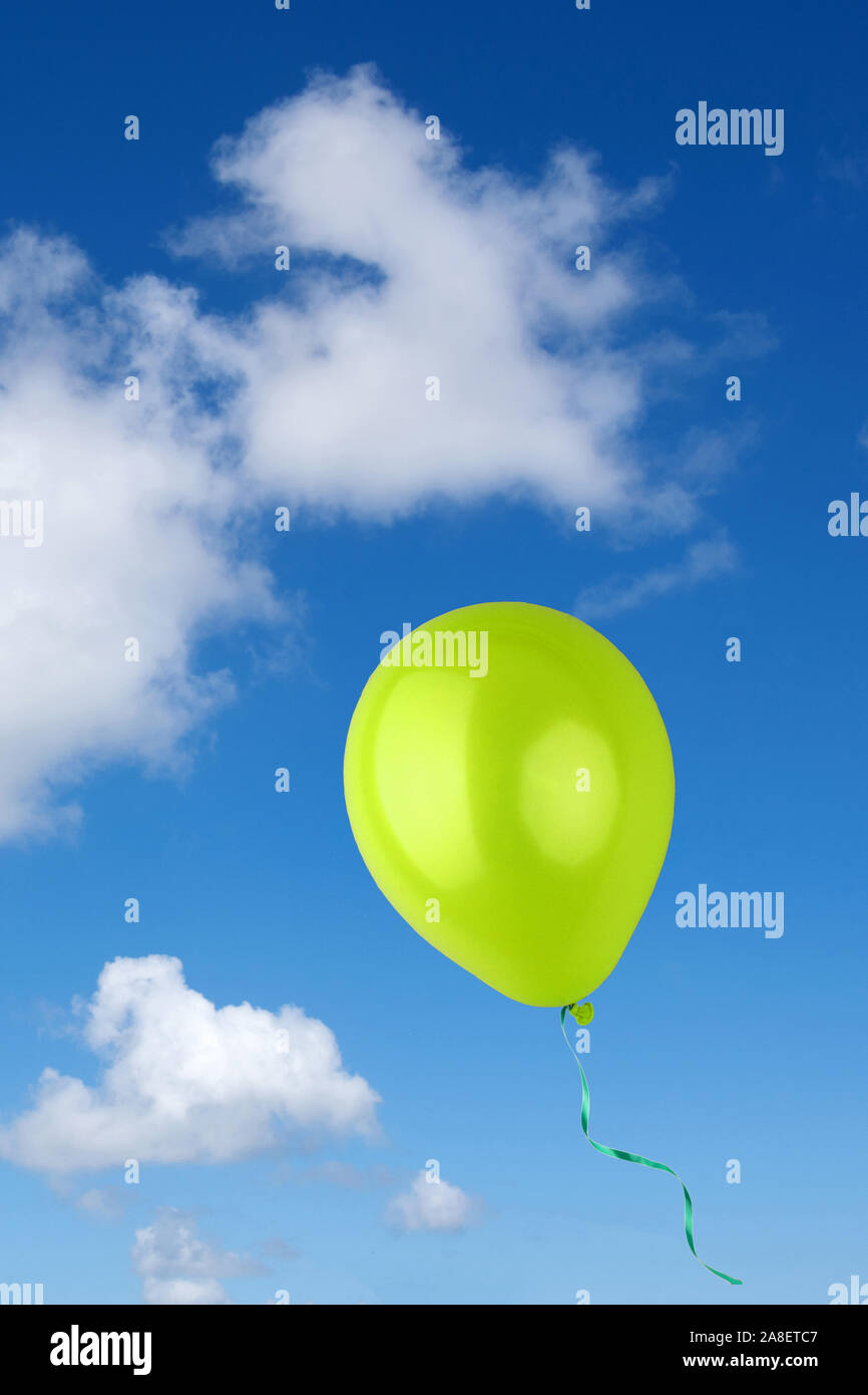 Cumulus Wolken, blauer Himmel, Fruehling in Norddeutschland, Gelber Luftballon, Banque D'Images