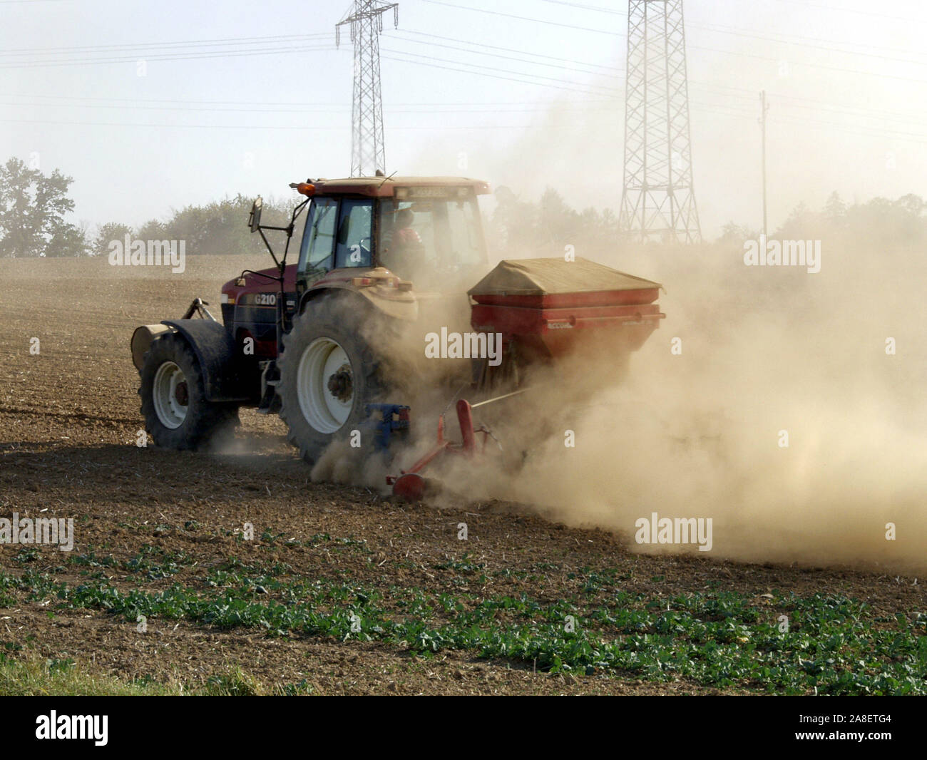 Traktor auf einem Feld, verstreut, Glyphosatzur Unkrautbekämpfung Banque D'Images