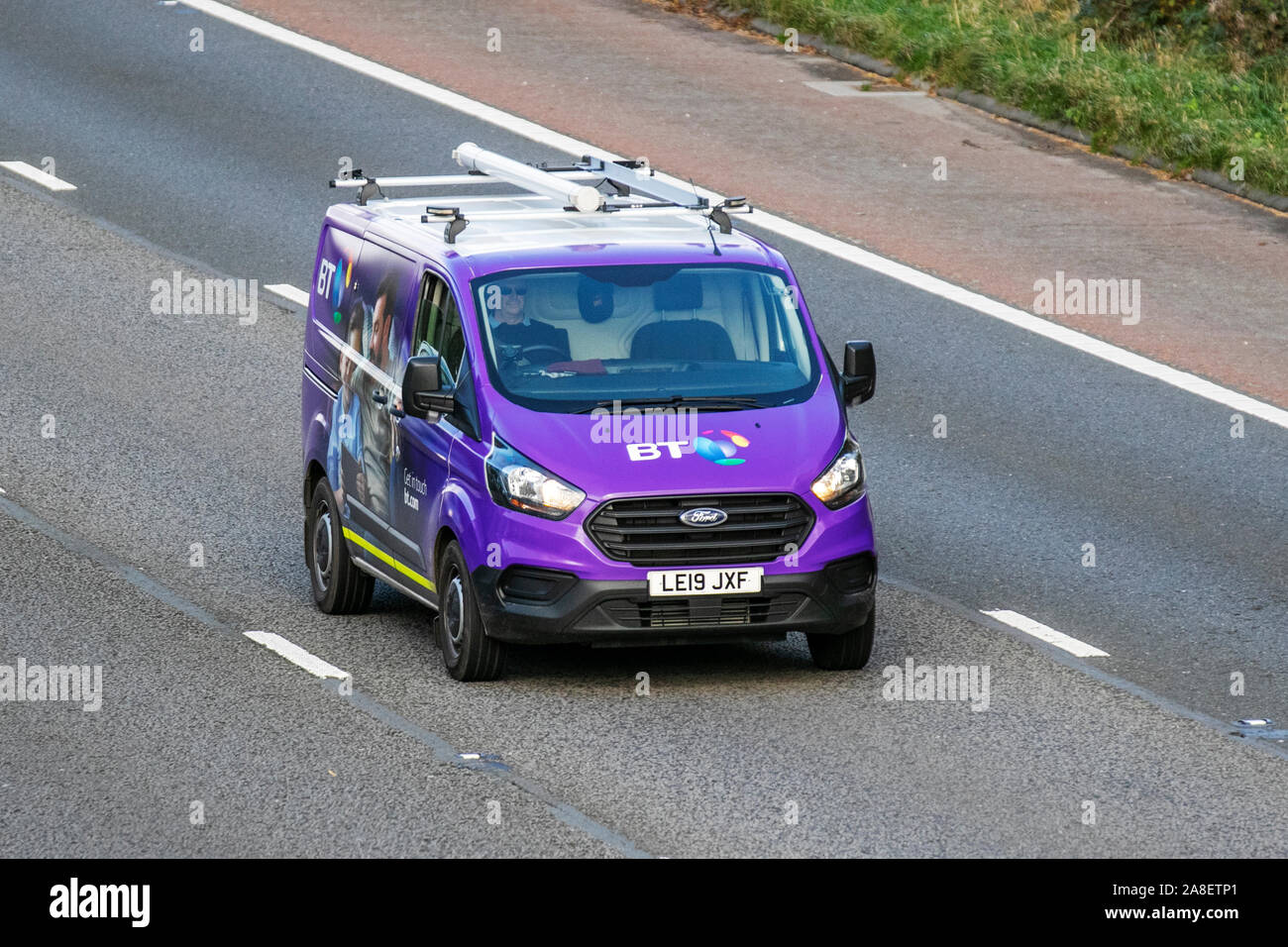 BT Ouvrez atteindre service & installation van ; le trafic de véhicules, transports, voitures, moderne, vers le sud sur la voie 3 de l'autoroute M6. Banque D'Images