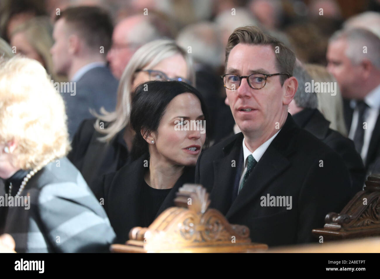 Andrea Corr et Ryan connexion Wi-Fi gratuite pendant les funérailles du célèbre Gay Byrne, diffuseur à Sainte Marie Cathédrale de Dublin. Banque D'Images