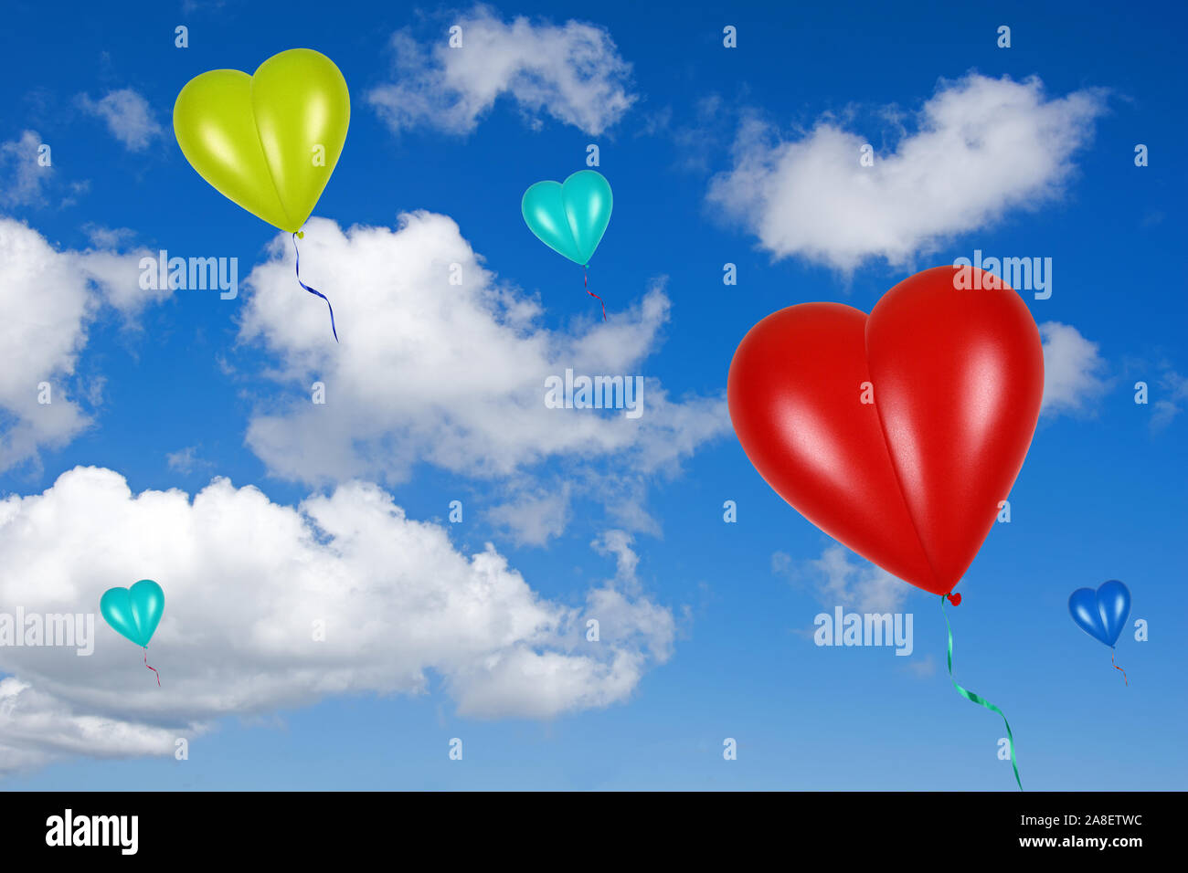 Bunte Herzluftballons vor blauen Himmel, Herzform, Luftballon, gelb, rot, rose, Blau, Wolken, Cumulus Banque D'Images