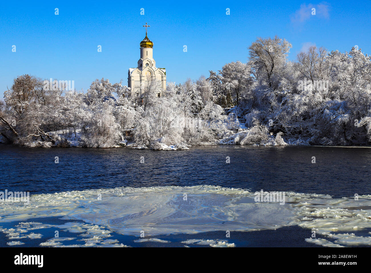 L'Église chrétienne orthodoxe sur le fleuve Dniepr, couverte de glace et de neige. Paysage hivernal de Dnepropetrovsk, Ukraine, Dniepr Dniepropetrovsk, ville Banque D'Images