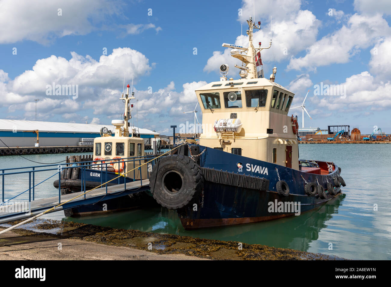Deux petits remorqueurs amarrés à quai dans le port de Frederikshavn, Danemark Banque D'Images