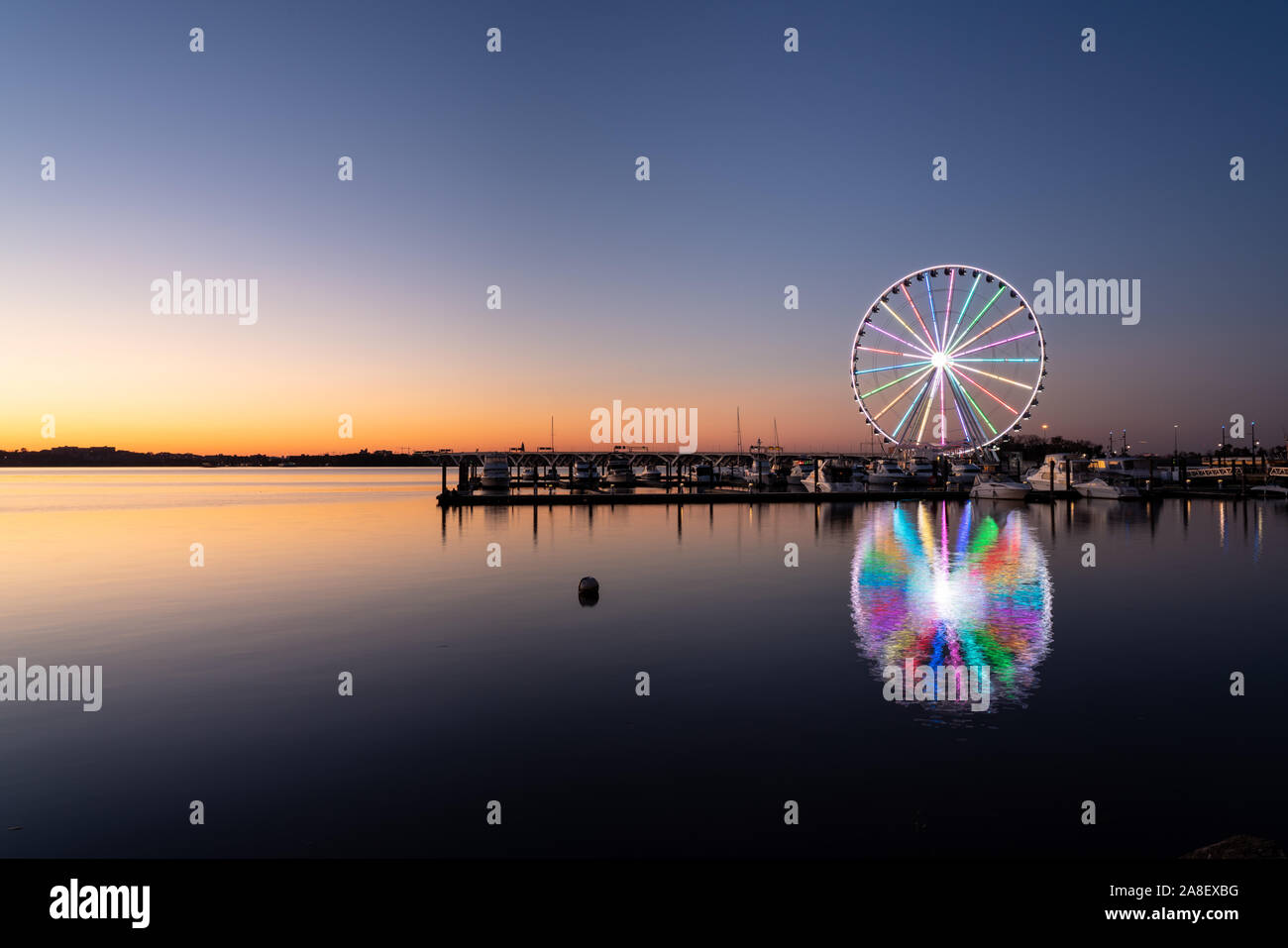 Grande roue illuminée à National Harbor près de la capitale de Washington DC au coucher du soleil Banque D'Images