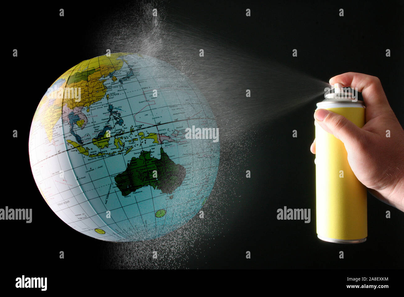 Globus und Spraydose, Erderwärmung, CO2 Ausstoss, Symbolbilder Ozonloch Klimawandel,,, Banque D'Images