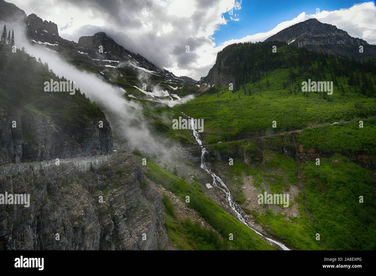 Amazing Montana montagnes de nuages bas et cascade Banque D'Images