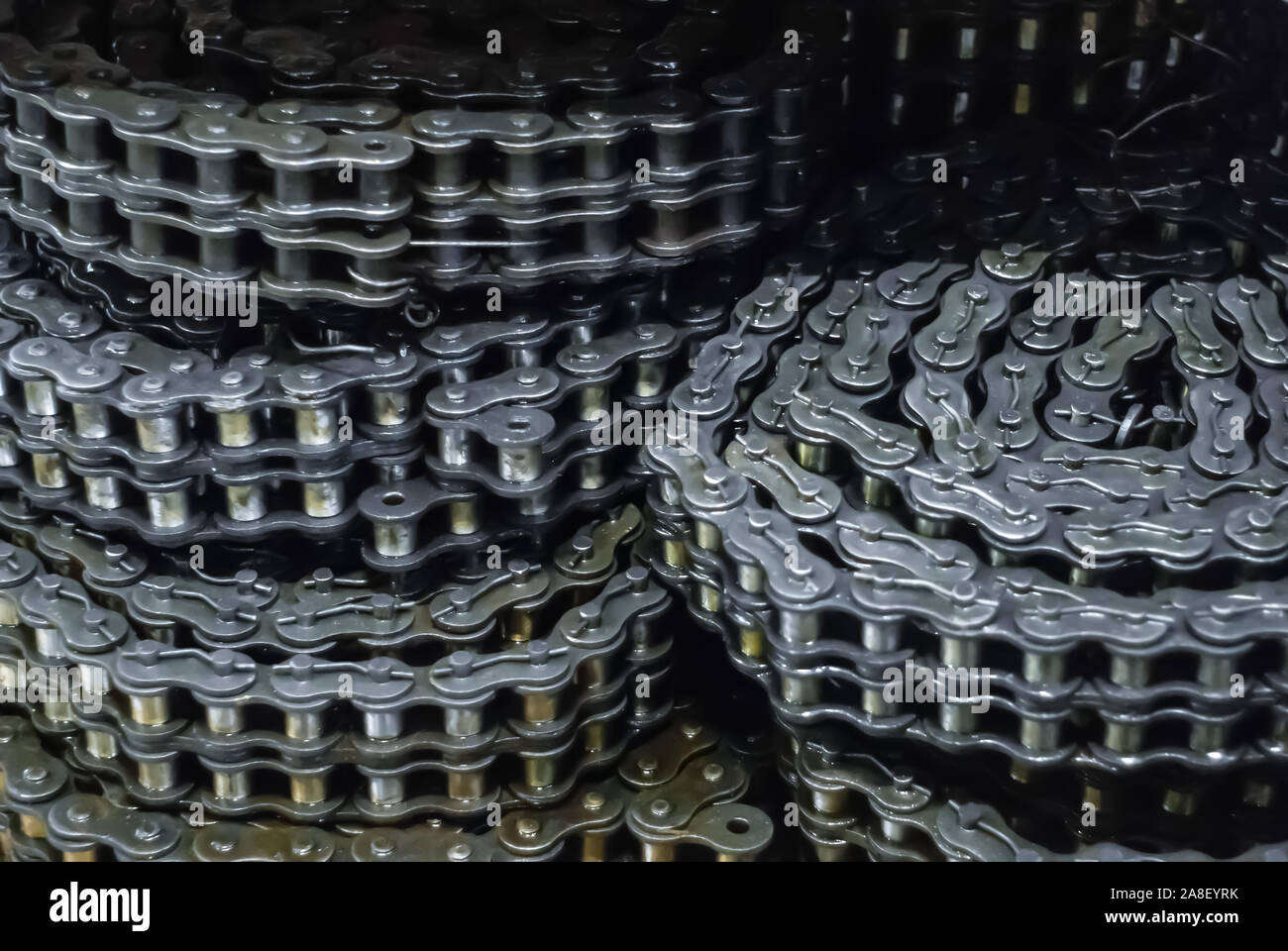 Contexte industriel floue - huilés rolled-up chaînes d'entraînement de l'équipement lourd en stock Banque D'Images