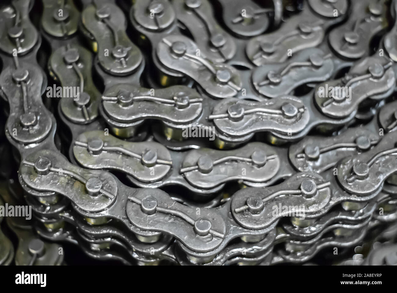 Contexte industriel floue - huilés rolled-up chaînes d'entraînement de l'équipement lourd en stock Banque D'Images