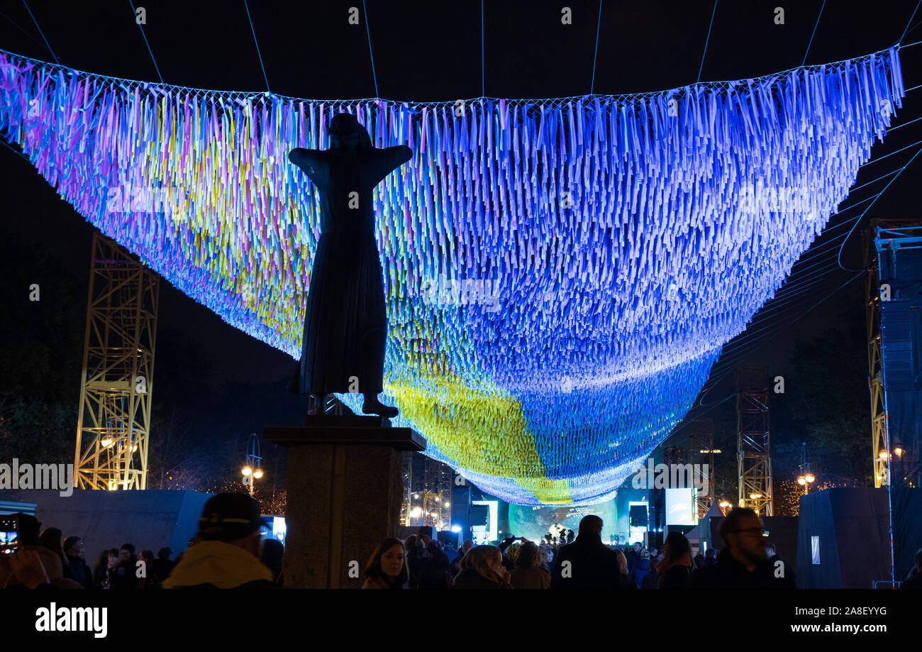 Statue du crieur public avec des visions dans les motions art installation marquant le 30e anniversaire de la chute du Mur de Berlin Banque D'Images