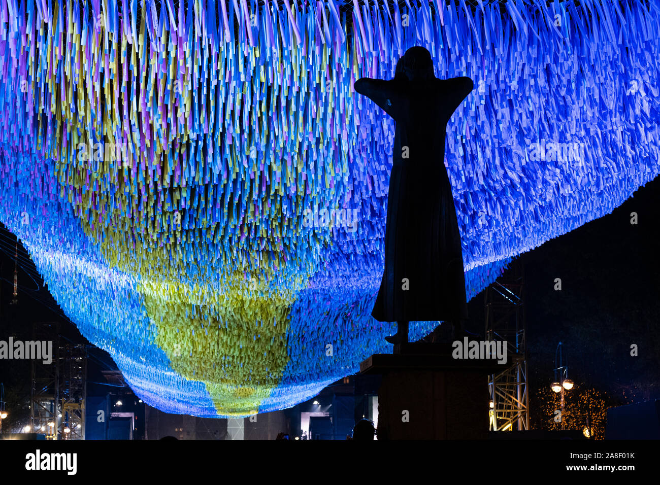 Statue du crieur public avec des visions dans les motions art installation marquant le 30e anniversaire de la chute du Mur de Berlin Banque D'Images