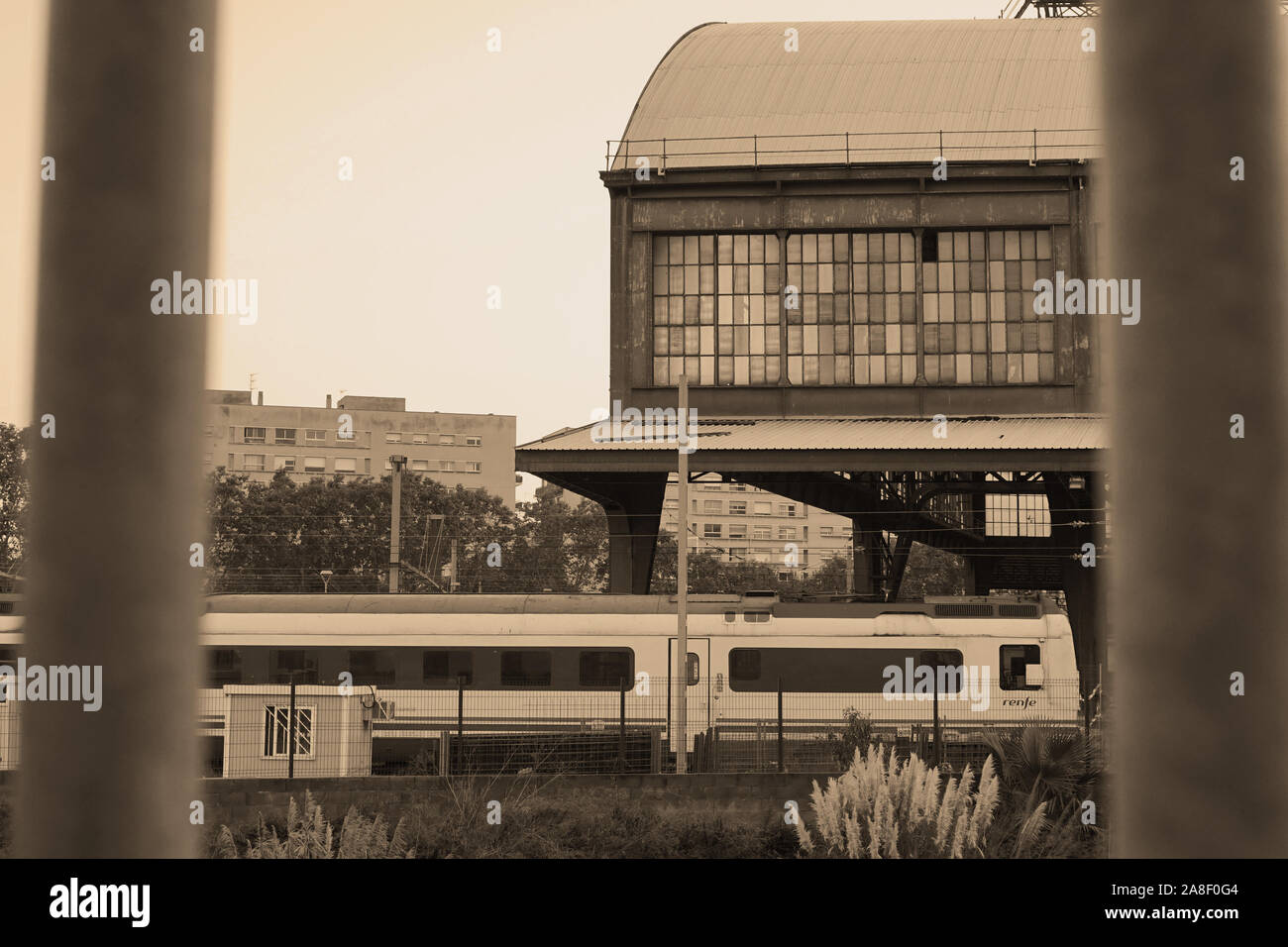 Une vue sur la ville de bâtiment délabré avec un train en direction de passé Banque D'Images