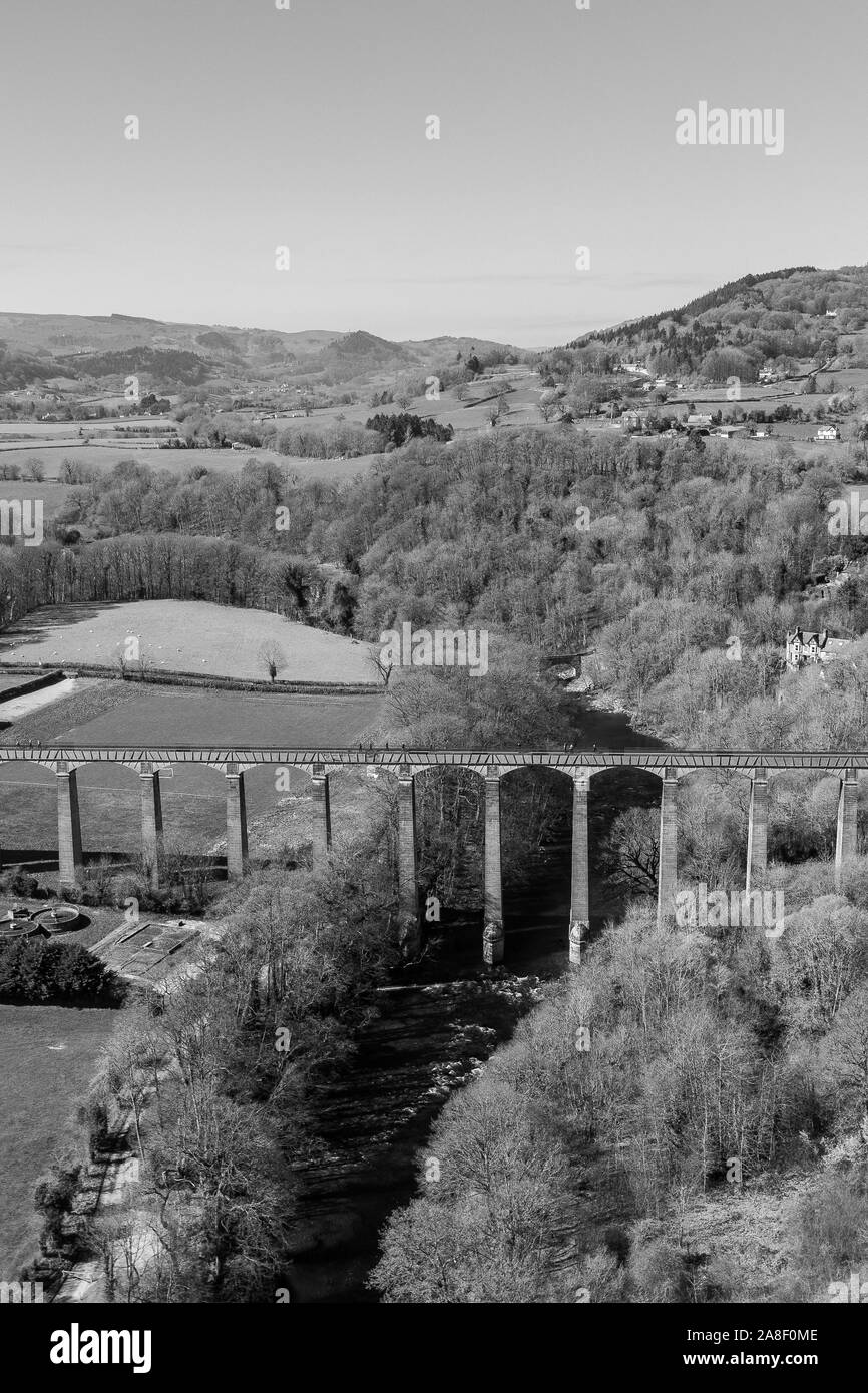 Vue aérienne d'un bateau étroit, traversée en bateau du canal de l'Aqueduc de Pontcysyllte situé dans la magnifique campagne galloise, célèbre route du canal de Llangollen Banque D'Images